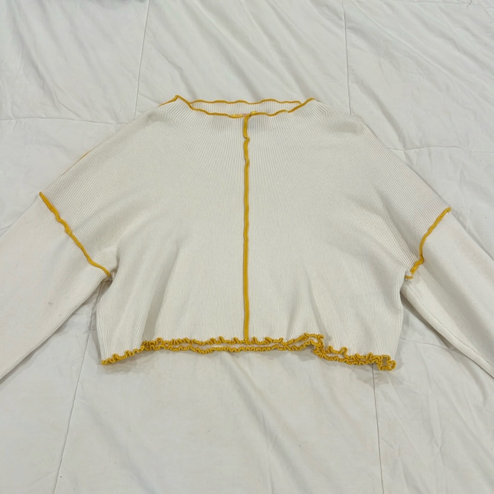 Cropped long sleeve contrast seam top.